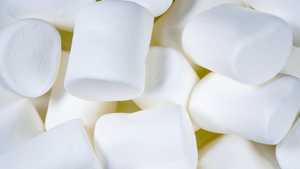Vrouw (37) stikt en overlijdt na het eten van te veel marshmallows tijdens wedstrijd