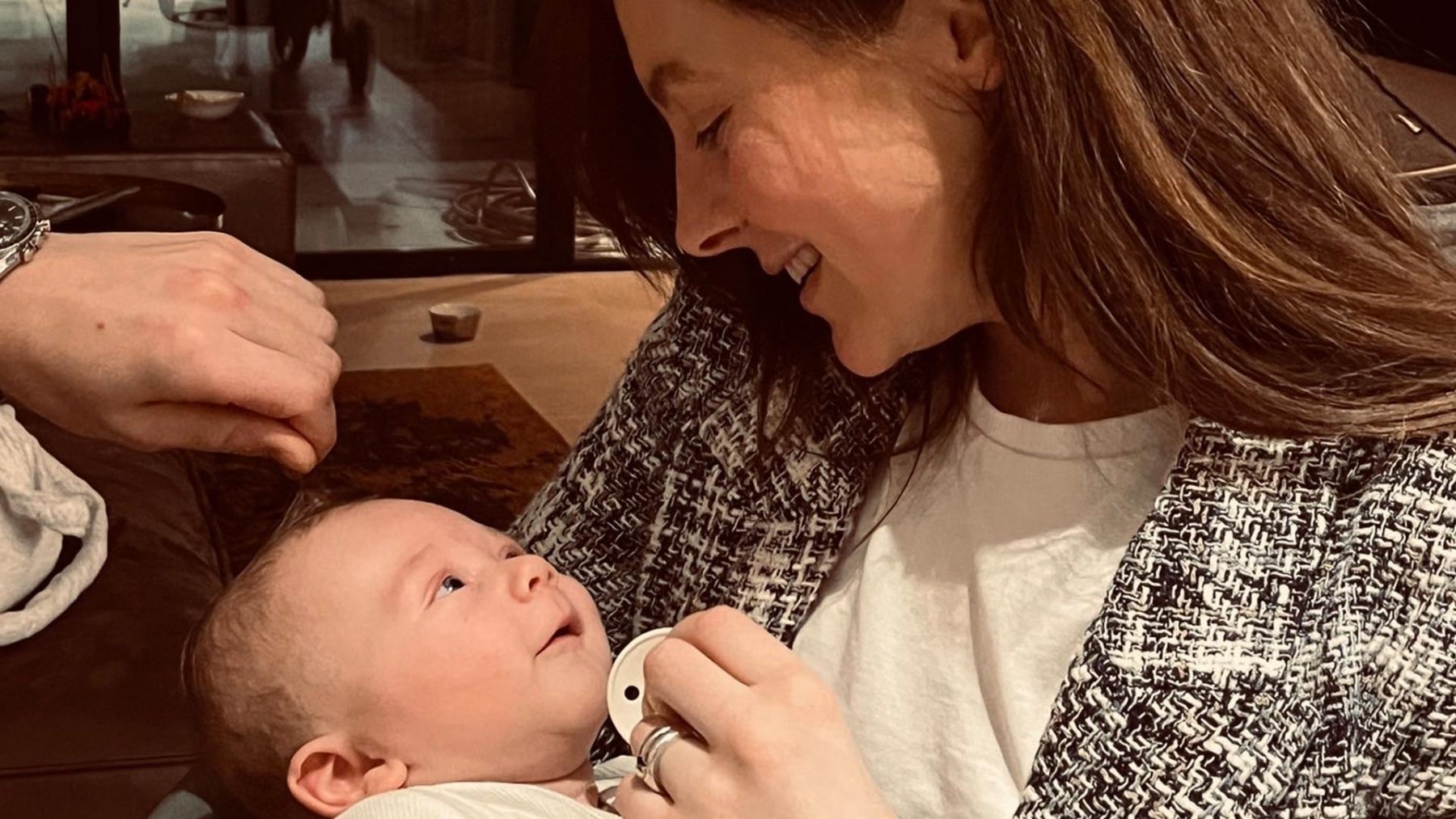 Dirkje kijkt haar baby aan terwijl ze hem vasthoudt | Frenkie (4 maanden) overleed aan de ziekte van Kawasaki