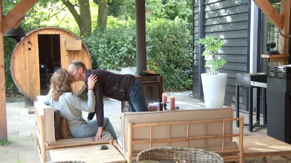 Irene en André kussen tijdens lang leve de liefde