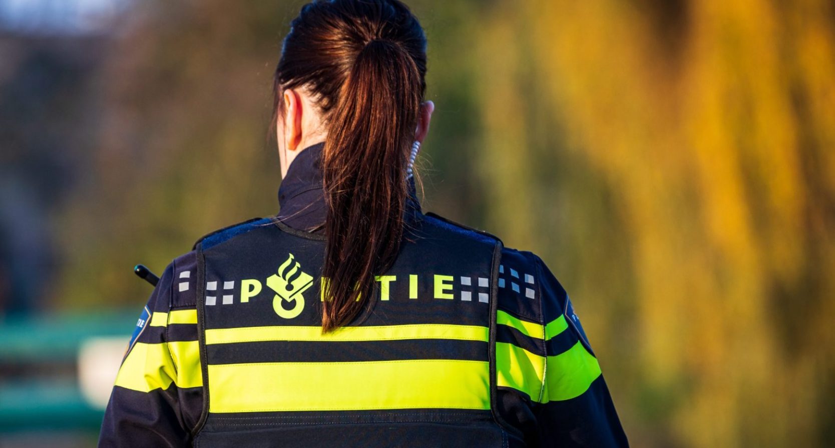 Foto van een vrouw van de politie, gezien vanaf de achterkant