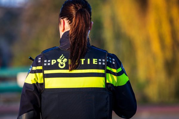 Foto van een vrouw van de politie, gezien vanaf de achterkant