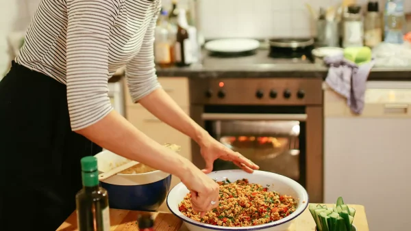 Vrouw bereidt cous cous in de keuken