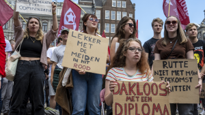 Thumbnail voor DUO-kantoor Groningen beplakt met dildo's: 'We voelen ons genaaid'