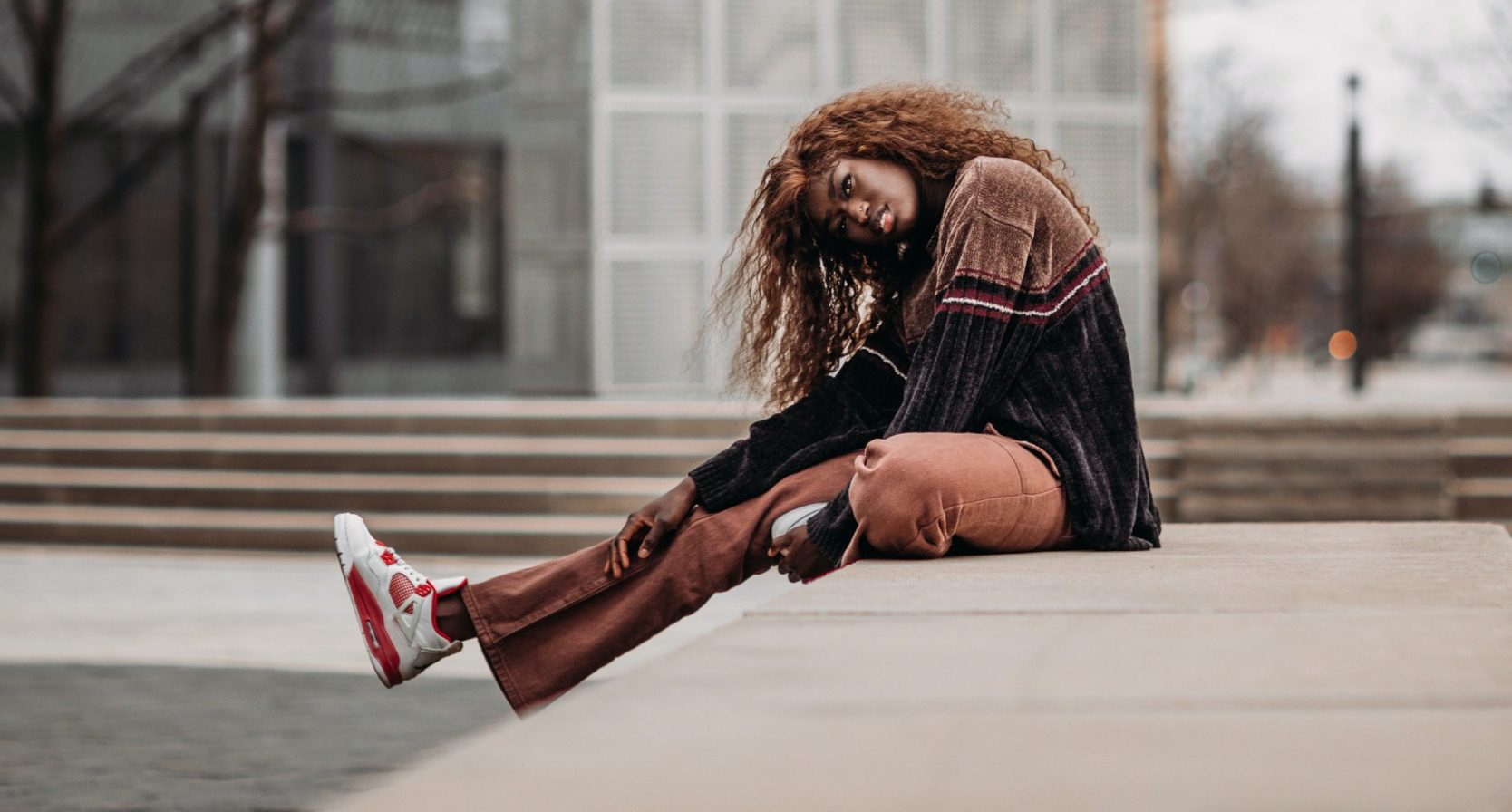 vrouw draagt sneakers