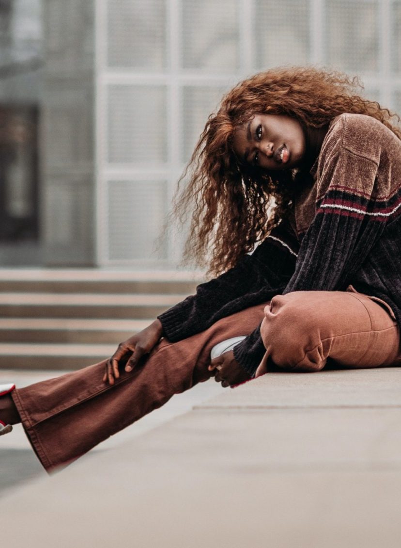 vrouw draagt sneakers