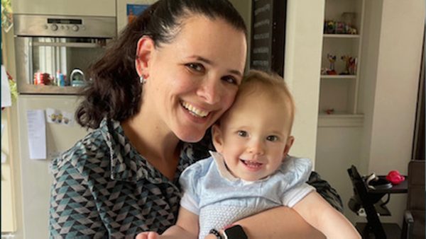 Monieks dochter werd in 12 minuten geboren zonder verloskundige: 'Stond gehurkt boven de wc'