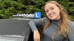Thumbnail voor Caithlyn (22) is al vanaf haar 18e rijinstructeur: 'Ik praat met leerlingen over uitgaan en Tinder'