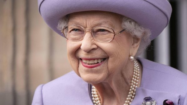 Queen Elizabeth moest vriendelijker praten tegen Paddington in sketch