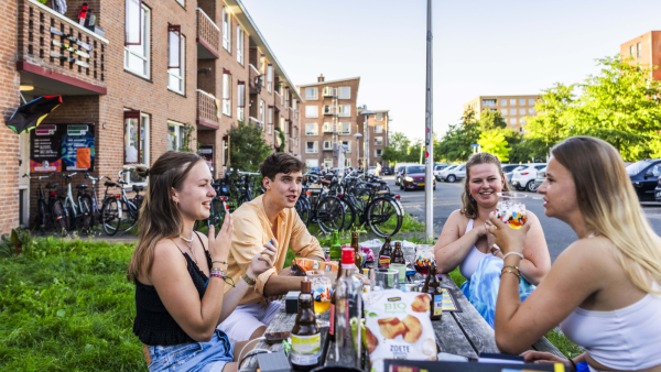 Studenten zitten aan tafel