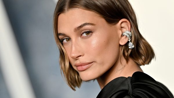 Hailey Bieber wil af van constante zwangerschapsgeruchten: 'Mag ik niet opgeblazen zijn?'