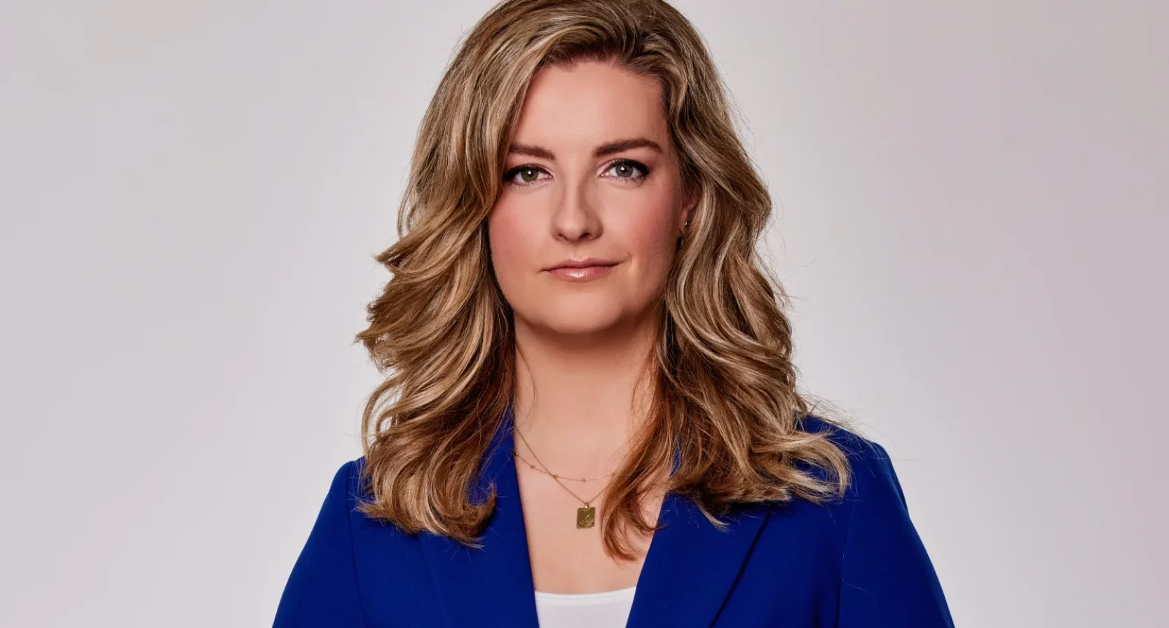 Portretfoto van politiek verslaggever Merel Ek, ze vertelt over de formatie