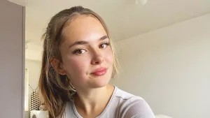 Thumbnail voor Mina's (19) zwangerschap redde haar leven: 'Ik weet niet wat er anders met mij was gebeurd'