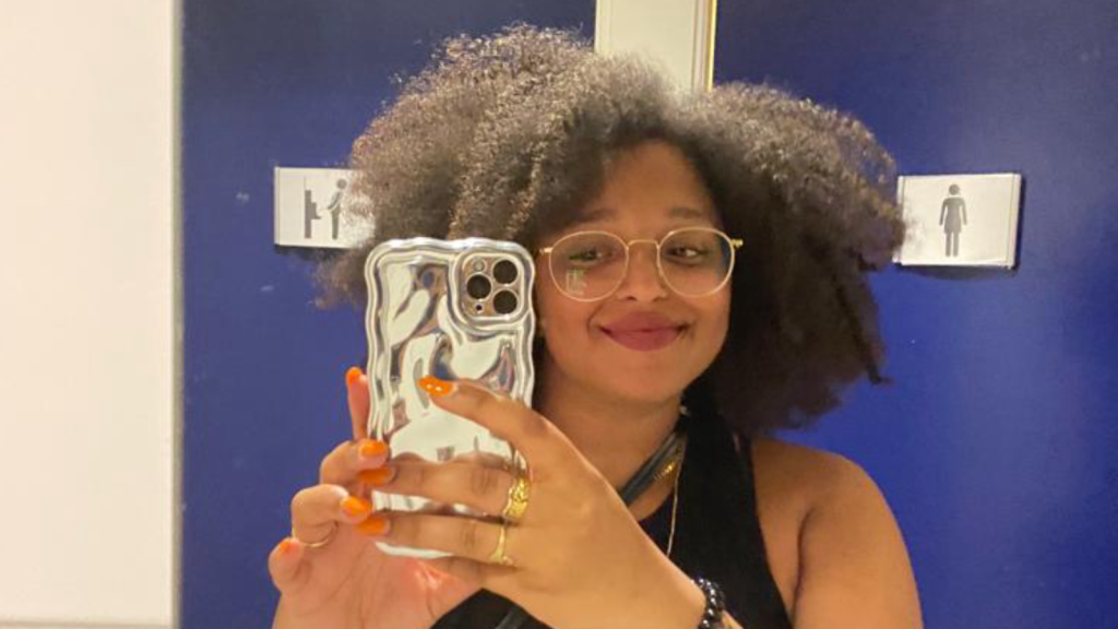 Misha Margarittha maakt een foto in de spiegel van het toilet