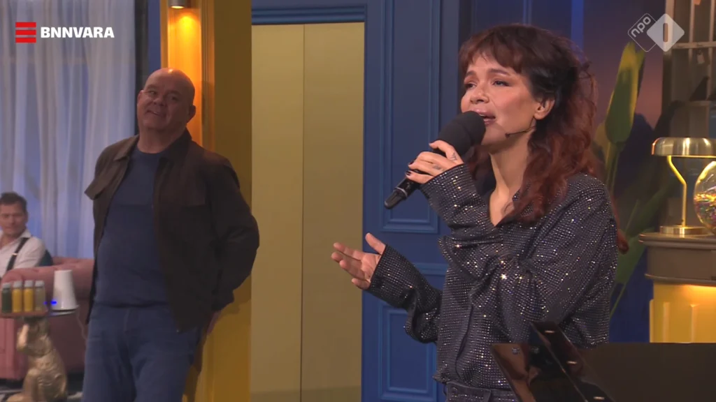 Eva Simons zingt het lied Nooit Alleen