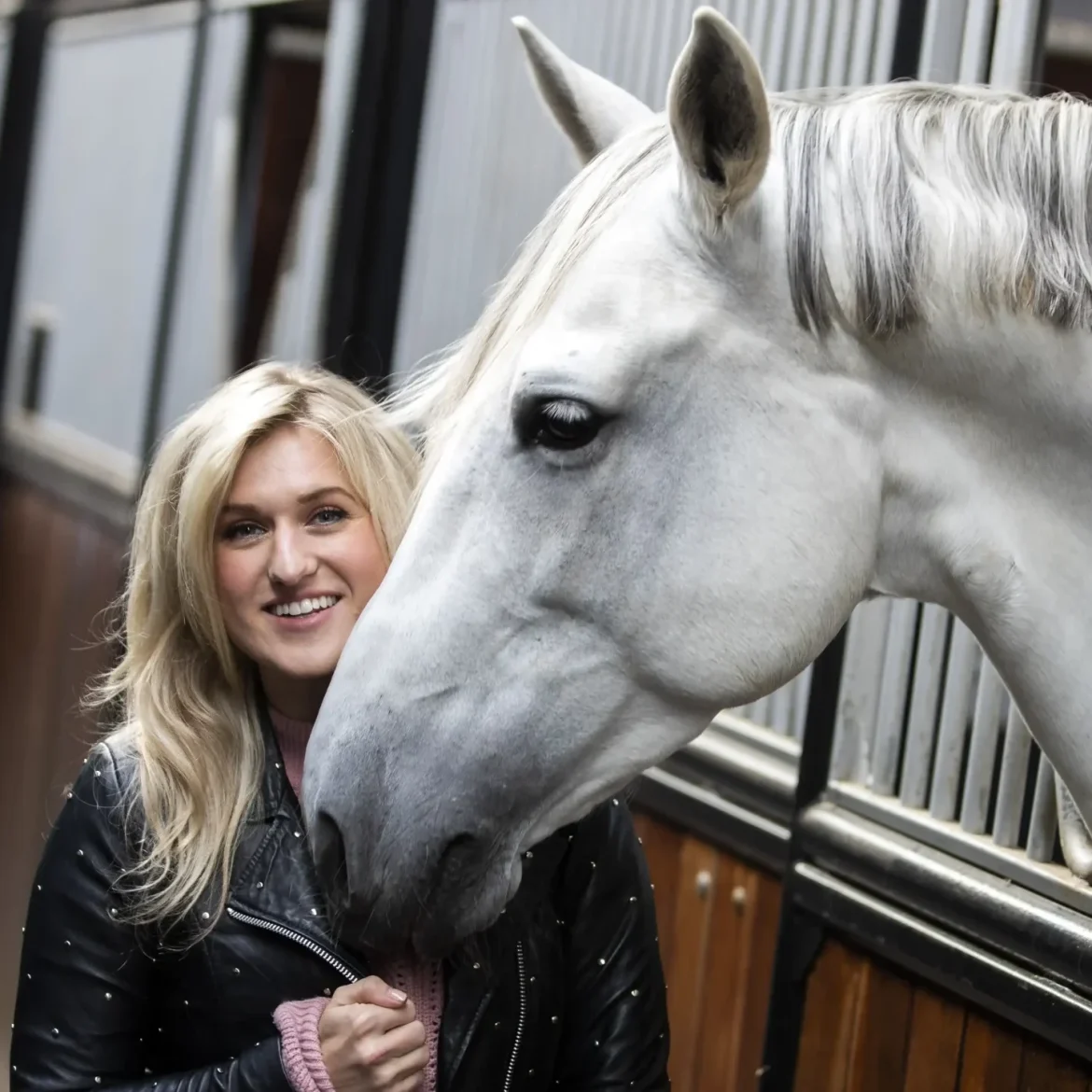 Britt Dekker geeft paard george bijzondere rol tijdens bruiloft