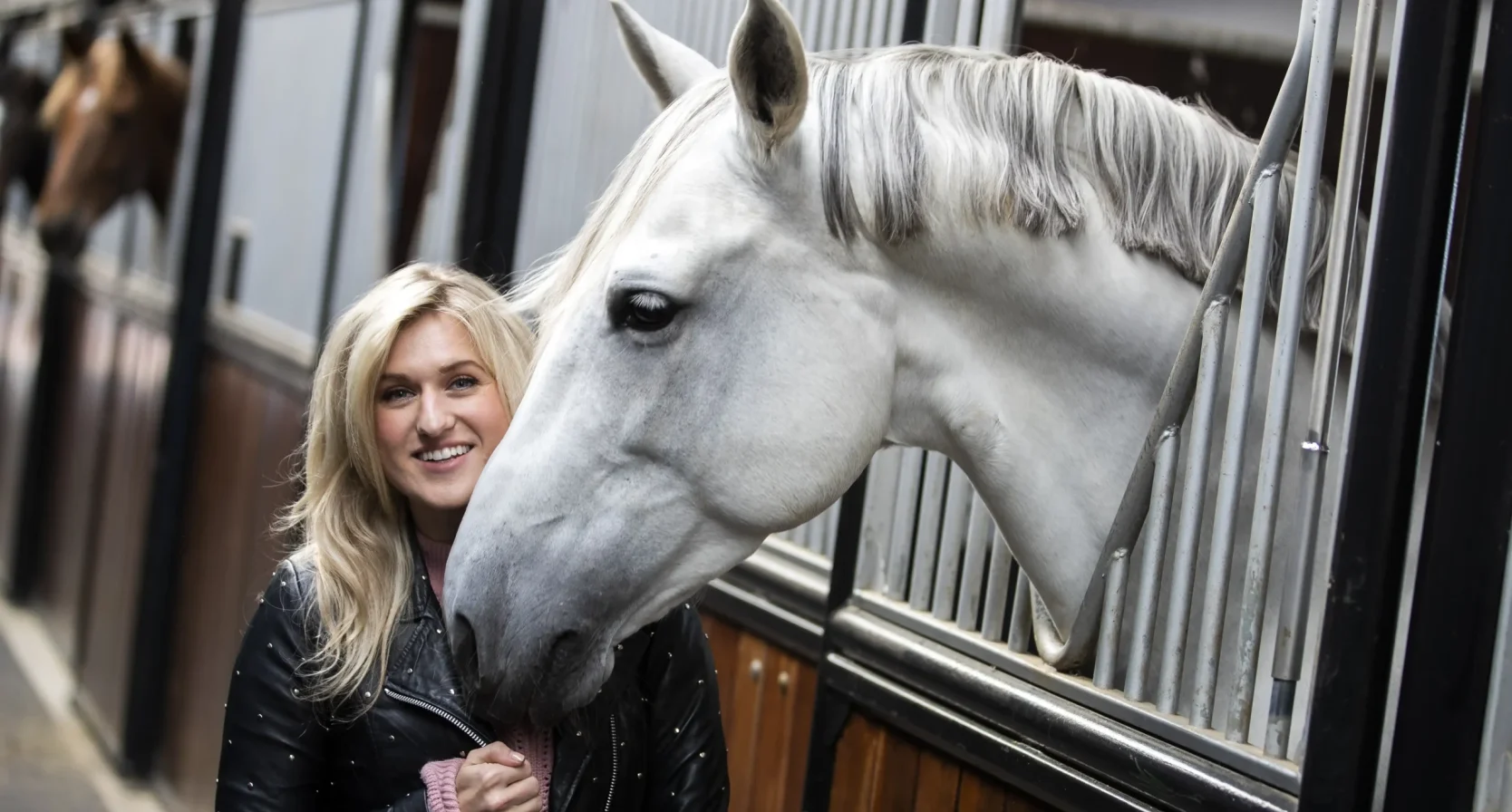 Britt Dekker geeft paard george bijzondere rol tijdens bruiloft