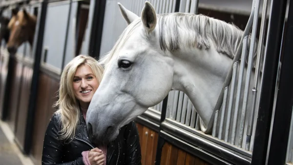 Britt Dekker geeft paard george bijzondere rol tijdens bruiloft