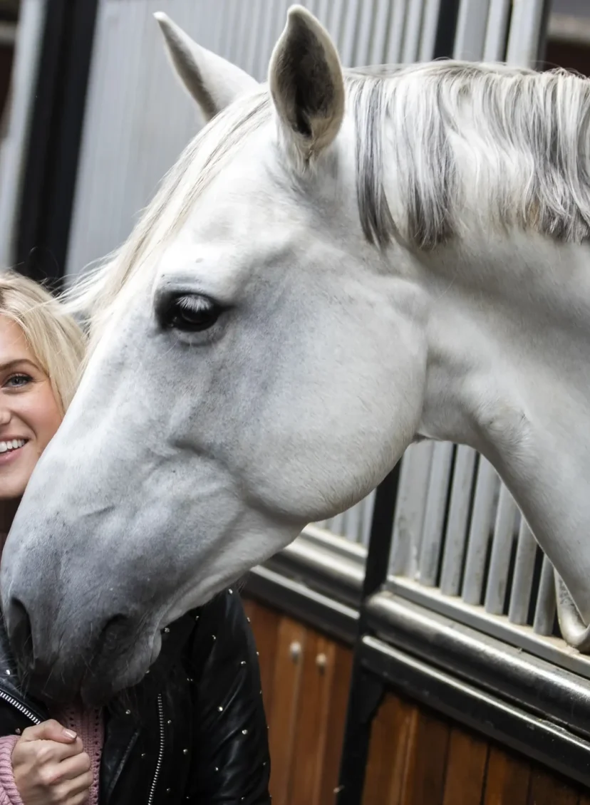 Britt Dekker geeft paard george bijzondere rol tijdens bruiloft
