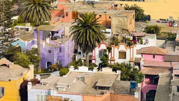 Luchtfoto van Lima in Peru, met kleurrijke woningen en palmbomen