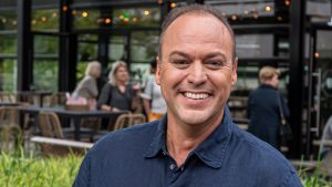 Thumbnail voor Frans Bauer heet eigenlijk anders: 'Omdat mijn vader z'n naam niet kon spellen'