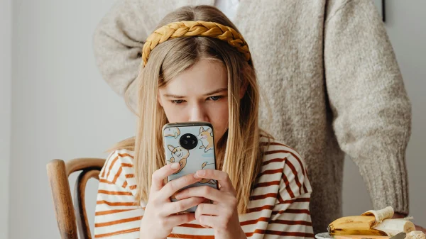 Onderzoek: tieners krijgen dagelijks honderden berichten op hun telefoon