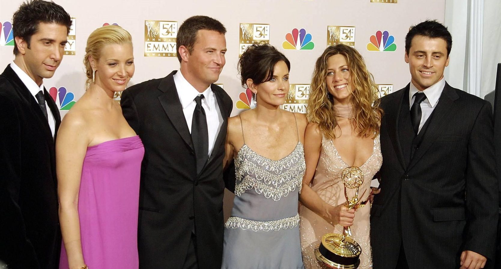Friends-cast reageert op overlijden Matthew Perry: 'We zijn er allemaal kapot van'