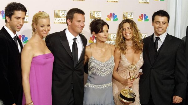 Friends-cast reageert op overlijden Matthew Perry: 'We zijn er allemaal kapot van'