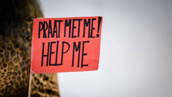 Een roze vlag met daarop 'Praat met me! Help me' | Ter illustratie bij jeugdzorg