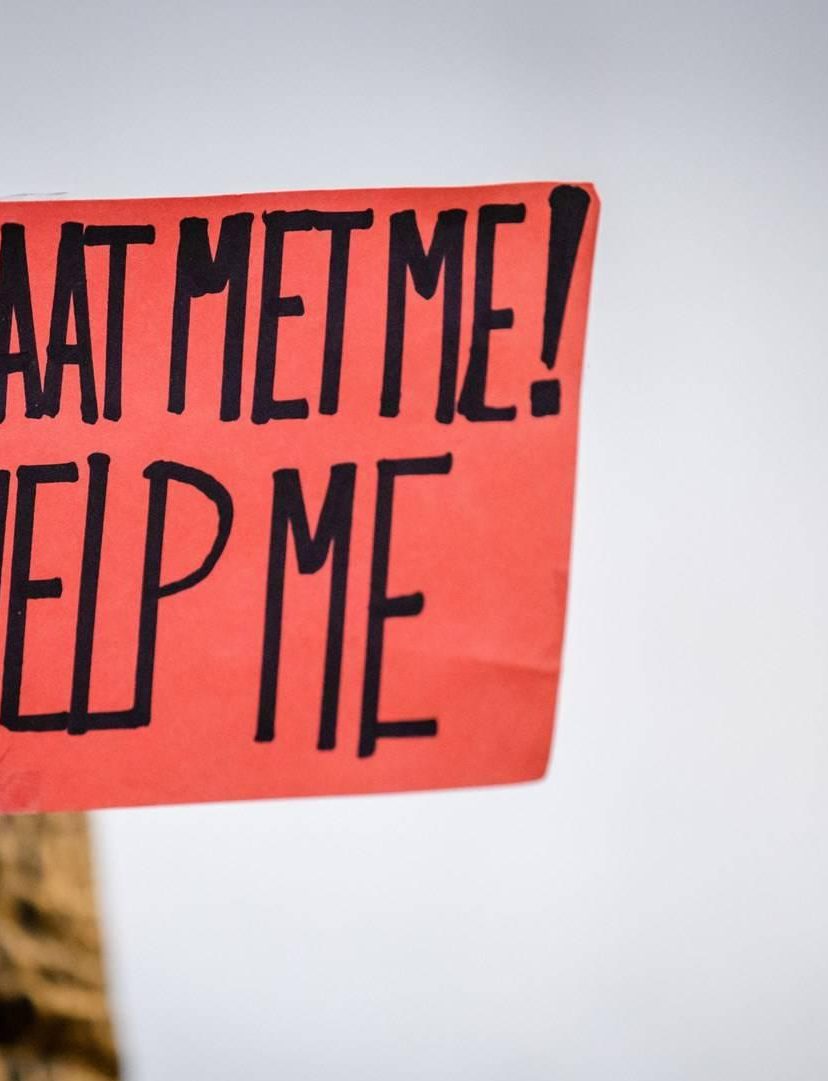 Een roze vlag met daarop 'Praat met me! Help me' | Ter illustratie bij jeugdzorg