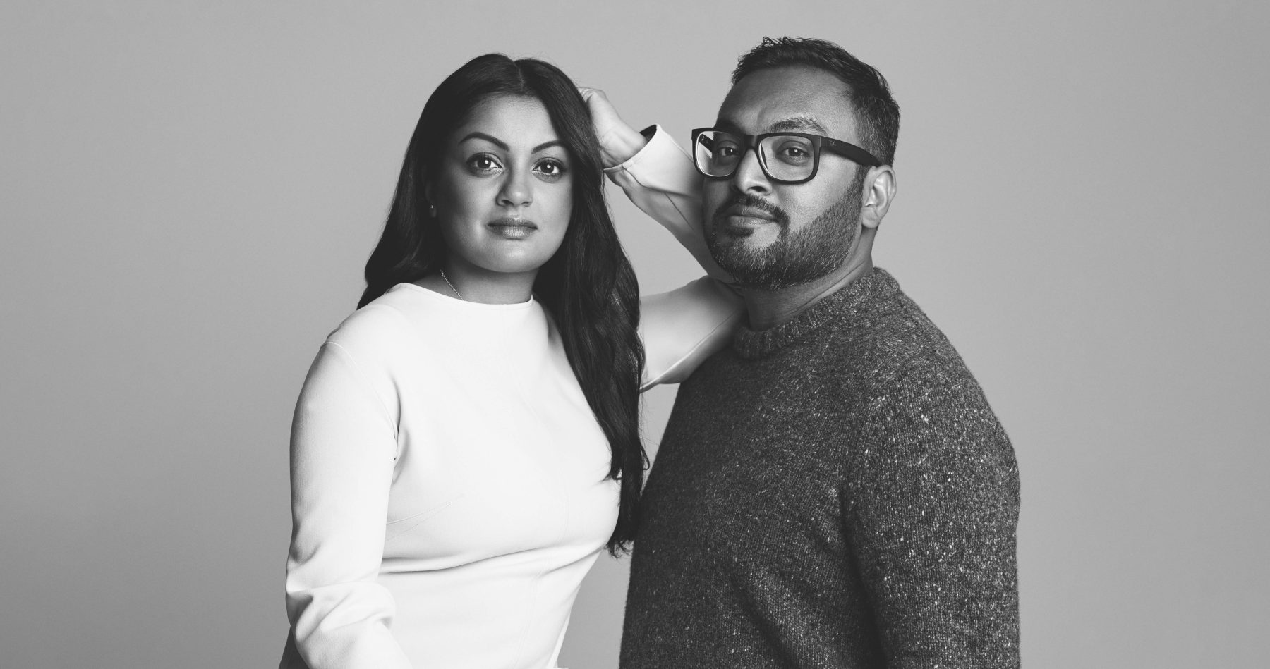 Shanette leunt op de schouder van haar broer Shaties | Zwart-wit portret voor een verhaal over orgaandonatie