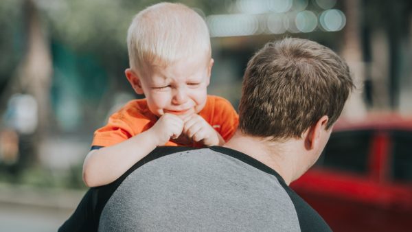 Aron (27) woont door wooncrisis noodgedwongen met zijn peuter (3) in studentenkamer: 'Gefaald als vader'