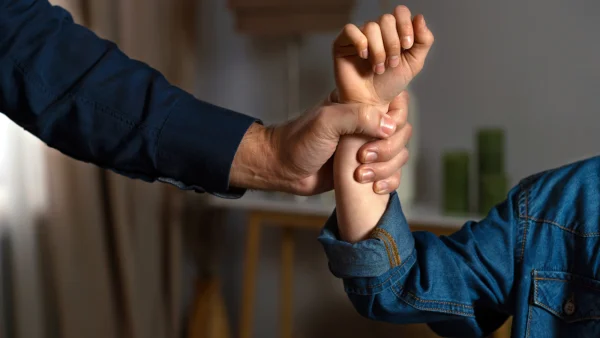 Man houdt arm vast van vrouw - hij krijgt tien jaar cel