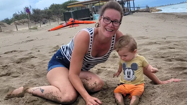 Nancy en haar zoon Vik op het strand | Nancy vertelt over de 11 miskramen die ze kreeg voordat ze haar zoontje mocht verwelkomen