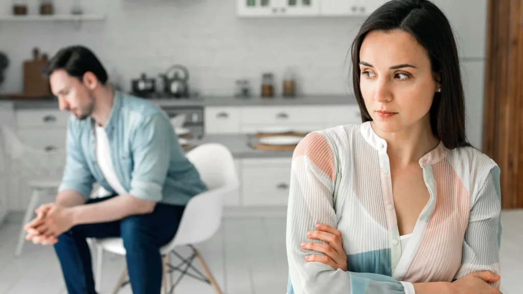 Vrouw en man zijn allebei gepikeerd, ze hebben een latrelatie