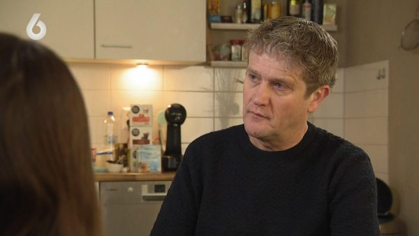 Alberto Stegeman praat met 11-jarig meisje en haar vader