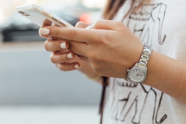 vrouw met telefoon in hand