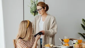 Thumbnail voor Vriendin van Martha's stiefdochter bleef maanden logeren: 'Ze maakte zelfs een boodschappenlijst voor me'