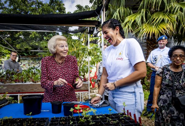 Prinses Beatrix bezoekt in Curaçao buurttuin en natuurgebied