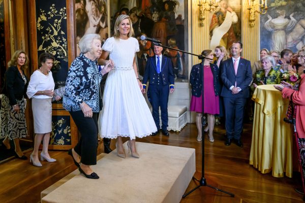 Máxima en Beatrix ontvangen handwerkers gordijnen Chinese Zaal (pool)