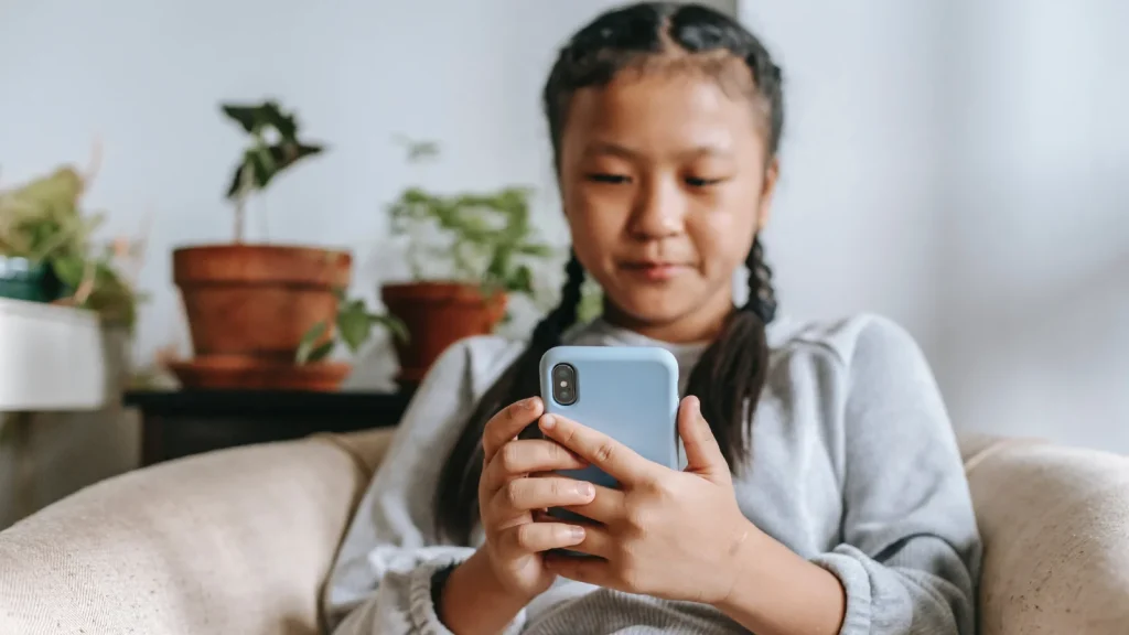 Meisje bekijkt verontrustende beelden op TikTok door een algoritme