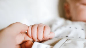 Thumbnail voor Ernstig zieke baby overleden na uitschakeling beademing: 'We zijn boos en kapot van verdriet'