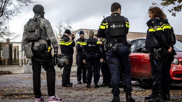 Basisschool in Oisterwijk ontruimd om dreiging van binnengelopen verwarde man, bomverkenners staan paraat