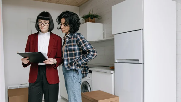 Twee vrouwen kijken in een huis