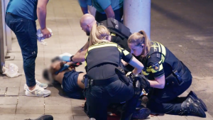Thumbnail voor Agenten Nadia en Joyce als eerste ter plaatse na schietpartij in 'Bureau Rotterdam': 'Ik moest gewoon janken'