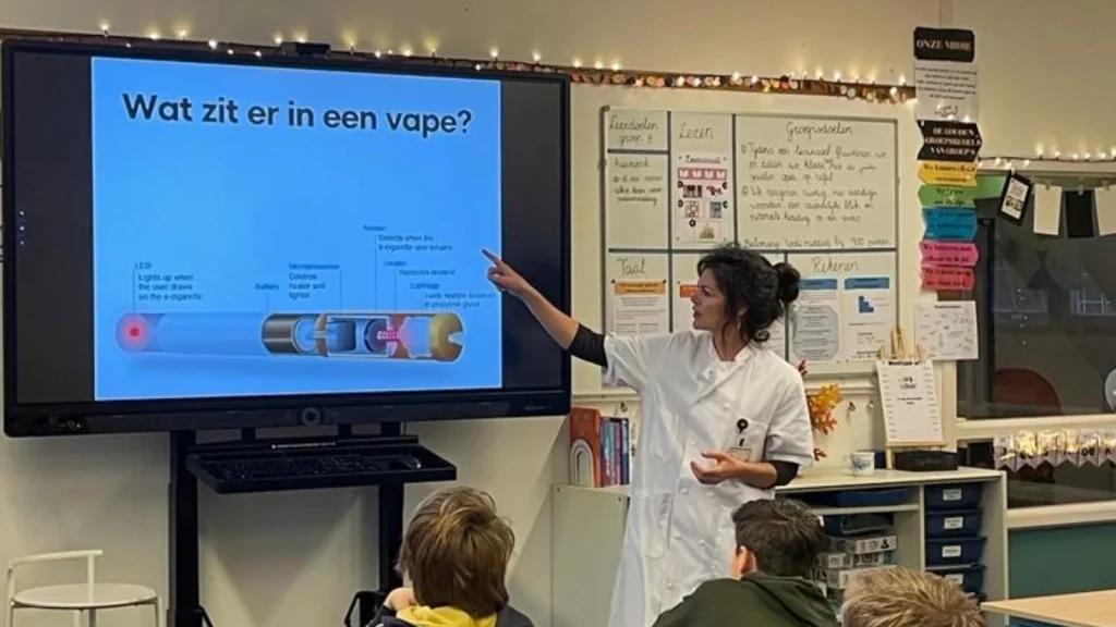 Danielle Cohen staat voor de klas over vapen te vertellen