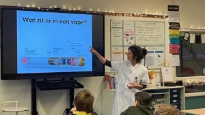 Thumbnail voor Longpatholoog Danielle vertelt op scholen over vapen: 'Leerlingen hebben steun nodig, geen straf'