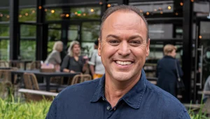 Thumbnail voor Frans Bauer slooft zich helemaal uit in de keuken: 'Volgens moeders recept'