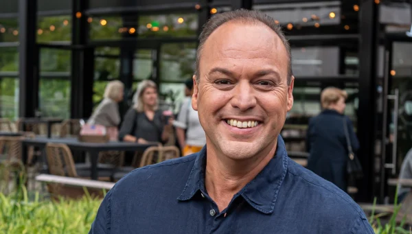 Frans Bauer slooft zich helemaal uit in de keuken: 'Volgens moeders recept'