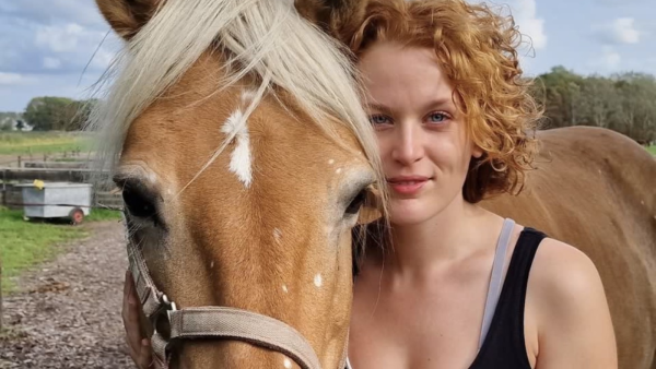 Foto van Rosan met haar paard, een erkend therapiedier