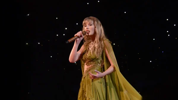 Taylor Swift treedt in een groene jurk op in Rio de Janeiro